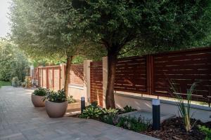 Vonkajšia záhrada v ubytovaní Csendeskert Wellness Apartments - Garden, grill, chill