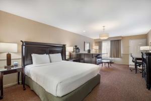 Posteľ alebo postele v izbe v ubytovaní Best Western Corona Hotel & Suites