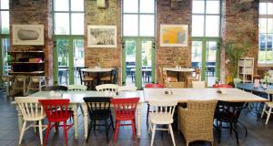 Un restaurante o sitio para comer en Blarney Woollen Mills Hotel - BW Signature Collection