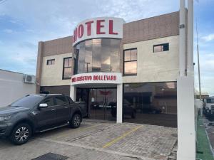 a car parked in a parking lot in front of a hotel at Hotel Executivo Boulevard in Mossoró