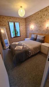 1 dormitorio con 2 camas y lámpara de araña en Maison chaleureuse avec charme d'ancien, en Jablines