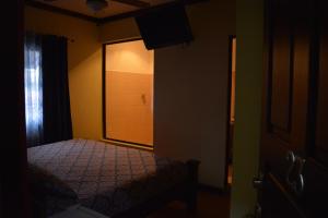 a small bedroom with a bed and a window at Hotel CR Lounge by Little Havana in San José