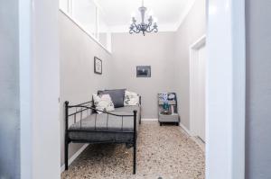 ヴェネツィアにあるAppartamento Ai Greci Residenza Quaggioの廊下(椅子、シャンデリア付)