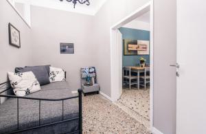 ヴェネツィアにあるAppartamento Ai Greci Residenza Quaggioのベッドとテーブルのあるリビングルーム +2枚の写真