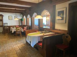 ein Esszimmer mit einem Tisch, einem Tisch und Stühlen in der Unterkunft Hotel-Garni Domblick in Bad Honnef am Rhein