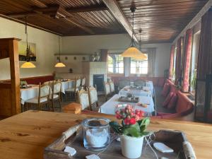 Hotel-Garni Domblick في باد هونيف آم راين: غرفة طعام مع طاولة وغرفة معيشة