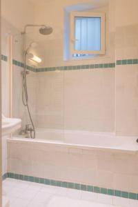 A bathroom at Luxurious 4 Bedroom Apartment next to The Eiffel Tower