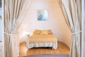 A bed or beds in a room at Luxurious 4 Bedroom Apartment next to The Eiffel Tower