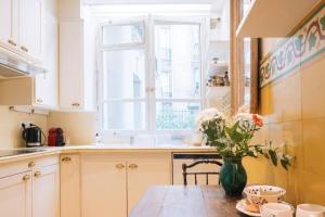 A kitchen or kitchenette at Luxurious 4 Bedroom Apartment next to The Eiffel Tower