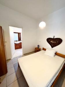 Postel nebo postele na pokoji v ubytování Comfortable house with seaview in Donousa