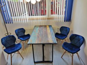 une table et quatre chaises dans une pièce dans l'établissement Apartament Przy Parku, à Malbork