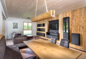 TV a/nebo společenská místnost v ubytování ad-fontanas Appartements Vandans