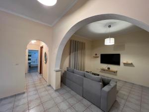 TV a/nebo společenská místnost v ubytování big house agios georgios beach naxos