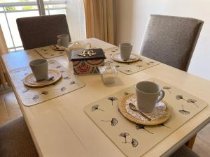 una mesa con dos tazas y platos en ella en DESPERTAR, en San Luis