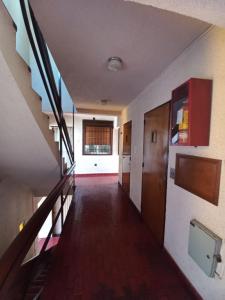 un pasillo vacío con una escalera en un edificio en Edificio Trebol - Departamento en pleno centro de Carlos Paz en Villa Carlos Paz