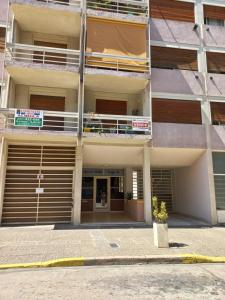 - Vistas al exterior de un edificio con garaje en Departamento en pleno centro de Carlos Paz en Villa Carlos Paz