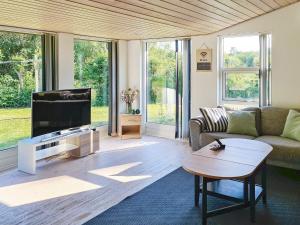 Μια τηλεόραση ή/και κέντρο ψυχαγωγίας στο 6 person holiday home in Hals-By Traum