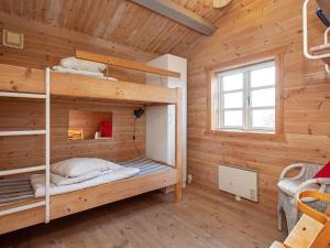 Un ou plusieurs lits superposés dans un hébergement de l'établissement 6 person holiday home in Slagelse