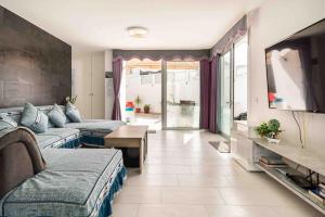 Posezení v ubytování Big Villa Tauro with Private Heated Saltwater Pool & Jacuzzi & BBQ & Game Room & Arcade Games