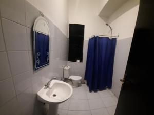 Un baño de happy life hostel