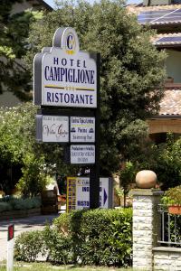 ein Schild für ein Hotel, in dem ein phrinephrinephrinephrinephrine istg in der Unterkunft Campiglione Hotel in Bastia Umbra