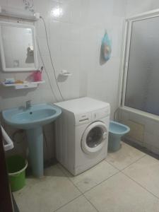 a bathroom with a washing machine and a sink at Quartier Anne Marie in Temara