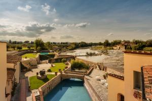 Basen w obiekcie Hotel Mulino di Firenze - WorldHotels Crafted lub w pobliżu