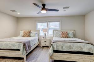 1 Schlafzimmer mit 2 Betten und einem Deckenventilator in der Unterkunft Ocean Dream in Hilton Head Island