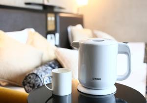 a white blender on a table with two mugs at APA Hotel Asakusa Shin Okachimachi Ekimae in Tokyo
