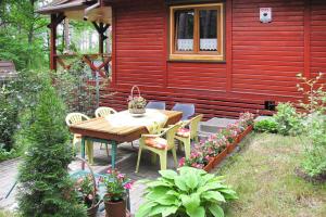 Fotografia z galérie ubytovania Fenced cottage in the middle of nature, right by the lake, Rentyny v destinácii Rentyny