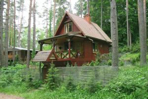 Fotografia z galérie ubytovania Fenced cottage in the middle of nature, right by the lake, Rentyny v destinácii Rentyny
