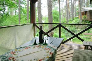 Fotografia z galérie ubytovania Fenced cottage in the middle of nature, right by the lake, Rentyny v destinácii Rentyny