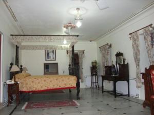 1 dormitorio con cama y piano en Hotel Pushkar Palace, en Pushkar