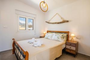En eller flere senger på et rom på Aronia Luxury Apartments Karpathos