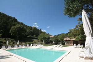 Bazén v ubytování Logis Hôtel Restaurant Le Domaine de l'Eau Vive nebo v jeho okolí