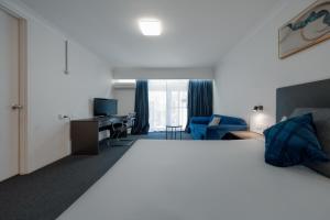 The Select Inn Gosford客房内的一张或多张床位