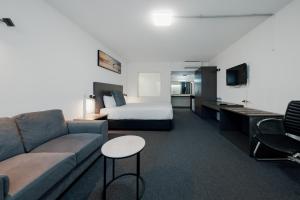 The Select Inn Gosford的电视和/或娱乐中心