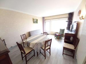 jadalnia ze stołem i krzesłami oraz oknem w obiekcie Appartement Front de Mer avec Terrasse - 2 Chambres, Animaux Acceptés - FR-1-674-16 w mieście Berck-sur-Mer