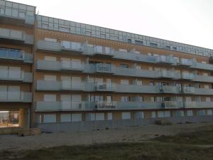 een appartementencomplex met balkons op het strand bij Studio Berck-Plage, 1 pièce, 4 personnes - FR-1-674-8 in Berck-sur-Mer