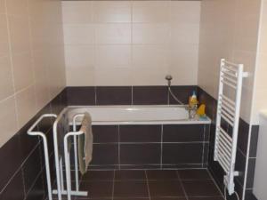 een badkamer met een bad en zwarte en witte tegels bij Appartement Berck-Plage, 3 pièces, 5 personnes - FR-1-674-32 in Berck-sur-Mer