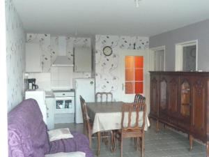 een keuken met een tafel en stoelen in een kamer bij Appartement Berck-Plage, 3 pièces, 5 personnes - FR-1-674-32 in Berck-sur-Mer