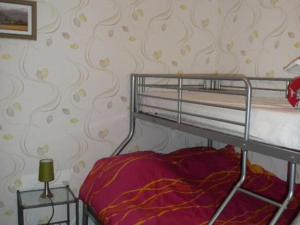 een slaapkamer met een stapelbed en een muur bij Appartement Berck-Plage, 3 pièces, 5 personnes - FR-1-674-32 in Berck-sur-Mer