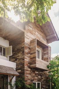 een bakstenen gevel van een huis met een raam bij Brown Feather Hotel in Seminyak