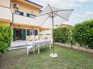 パエストゥムにあるBeachside Villa in Paestumの家庭の傘付きテーブル