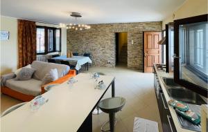 sala de estar con sofá y mesa en Awesome Home In Montegrosso Cinaglio With Wifi, en Monale
