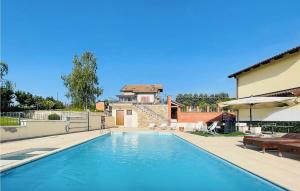 una piscina en el patio trasero de una casa en Awesome Home In Montegrosso Cinaglio With Wifi, en Monale