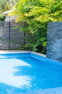 圣佩德罗苏拉Lujoso y acogedor condominio ejecutivo/familiar的院子里有一个蓝色水的游泳池