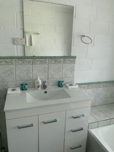 Ein Badezimmer in der Unterkunft Archipelago Apartments Esperance