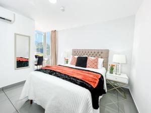 圣佩德罗苏拉Lujoso y acogedor condominio ejecutivo/familiar的一间带床和镜子的白色卧室 更多37张照片