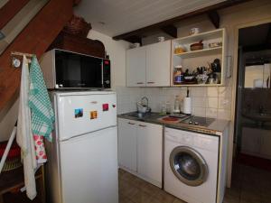Kuchyňa alebo kuchynka v ubytovaní Appartement Cosy à Dolus-d'Oléron - 4 Couchages, Proche Plage avec Balcon et Parking Gratuit - FR-1-246A-141